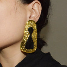 Load image into Gallery viewer, Black Keyhole Metal Earrings