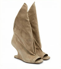 Load image into Gallery viewer, Pointed Top Fishmouth Booties