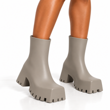 Load image into Gallery viewer, Square-Toe Rain Boots
