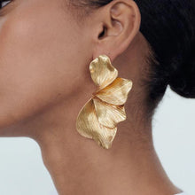 Load image into Gallery viewer, Metal Flower Earrings
